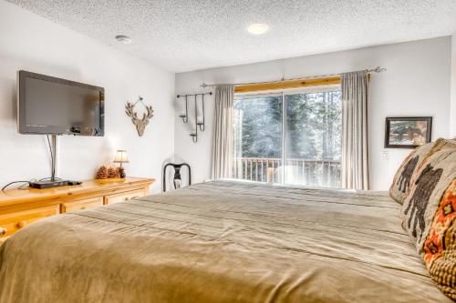 a bedroom with a large bed and a window at Lazy Bear Retreat in Mevers