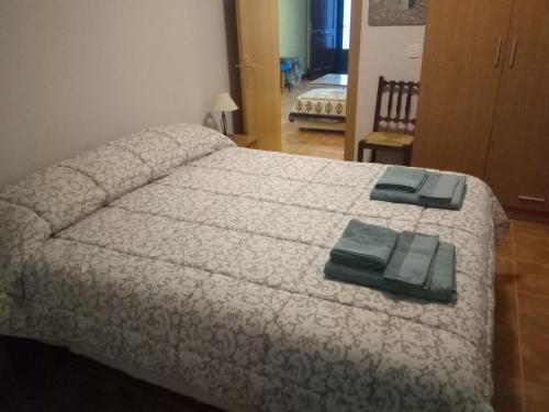 - une chambre avec un lit et 2 serviettes dans l'établissement La Casa de la Callejuela, à Riaza