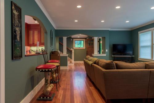 a living room with a couch and a kitchen at The Gatehouse on Golden Hill in Lee