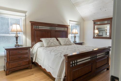 1 dormitorio con 1 cama grande y 2 mesitas de noche en Restored 1881 Farm House, en Lenox