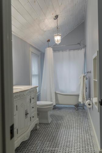Un baño de Restored 1881 Farm House