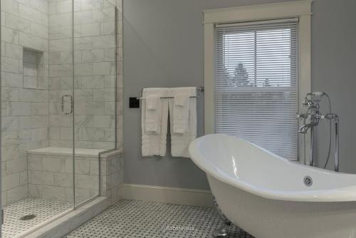 Un baño de Restored 1881 Farm House