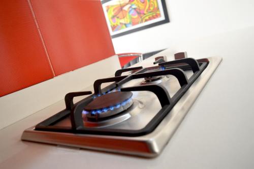 a stove top oven sitting on top of a counter at Hotel Mare Apartasuite in Cali