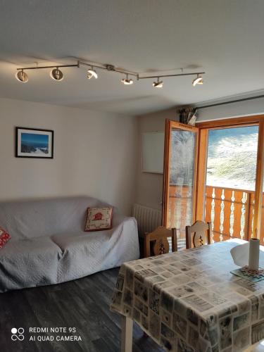 un salon avec une table et un canapé dans l'établissement Chalet Le Telemark wifi fibre et garage, à Thollon-les-Mémises