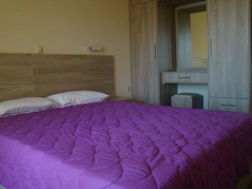 Un pat sau paturi într-o cameră la Villa Eleftheria
