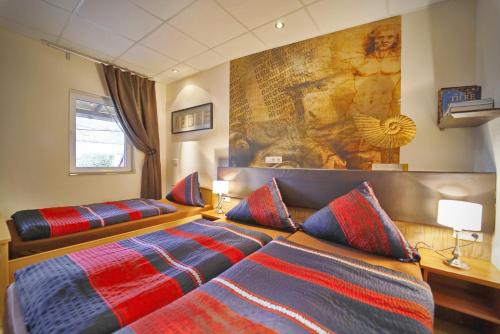 Postel nebo postele na pokoji v ubytování AKZENT Land-Hotel Zum Schwan, Garni WEILERSWIST-METTERNICH, 3 E-LADESTATIONEN, Nähe PHANTASIALAND, PALMENPARADIES Euskirchen
