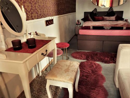 Postel nebo postele na pokoji v ubytování Schloss Weichs zu Regensburg mit 2Schlafzimmer Parkplatz Internet 75qm Zentrum