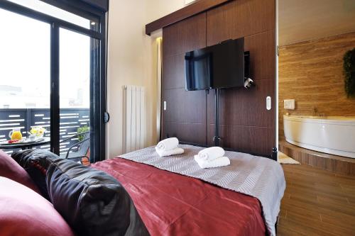 una camera d'albergo con un letto con asciugamani sopra di Central SPA Galaxy Apartment a Belgrado