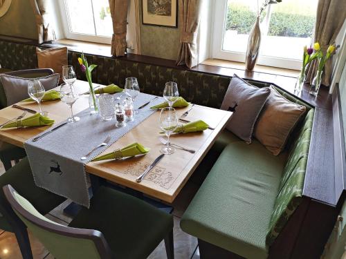a table in a restaurant with a table set with wine glasses at Hotel Wittelsbacher Höh in Würzburg