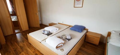 ein Zimmer mit einem Bett mit Handtüchern darauf in der Unterkunft Gasthaus Astoria in Pfullendorf