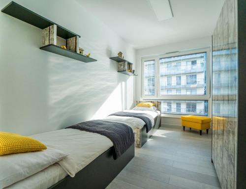 מיטה או מיטות בחדר ב-Apartamenty Homely Place Centrum