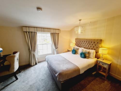 a bedroom with a large bed and a window at Beaufort Lodge - Central Location & Free Parking in Taunton