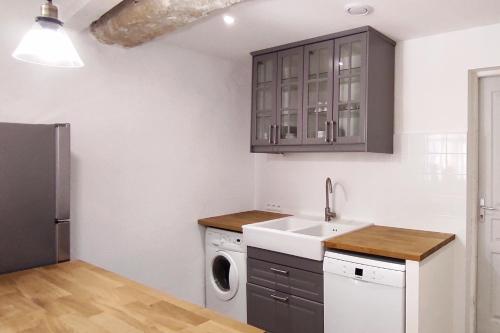 une cuisine avec un évier et un lave-vaisselle dans l'établissement Mas d'Alauré, à Verquières