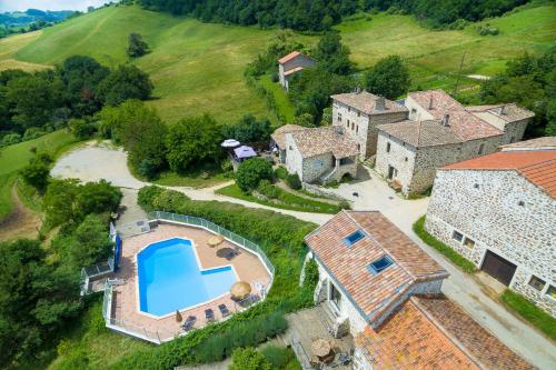 una vista aérea de una casa con piscina en Ferme de Simondon en Plats