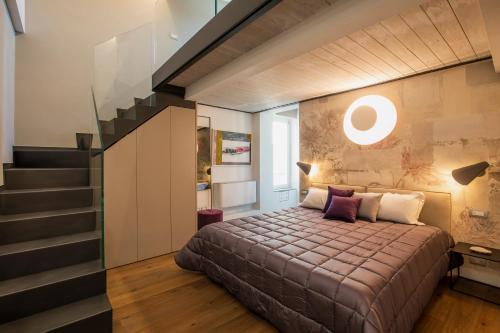 1 dormitorio con 1 cama al lado de una escalera en Residenza Benizzi rooms in the heart of Florence, en Florencia