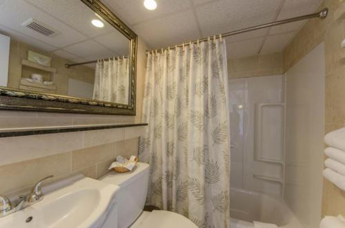 y baño con lavabo, aseo y ducha. en Crystal Beach Motor Inn, en Wildwood Crest