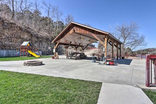 Ο χώρος παιχνιδιού για παιδιά στο Serenity at the Lake Ozarks Gem with Pool Access