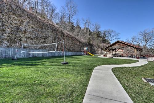 Κήπος έξω από το Serenity at the Lake Ozarks Gem with Pool Access