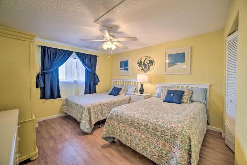 1 dormitorio con 2 camas y ventilador de techo en Beachfront PCB Escape with Free Beach Chair Services, en Panama City Beach