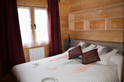Ein Bett oder Betten in einem Zimmer der Unterkunft Les Chalets Du Marais