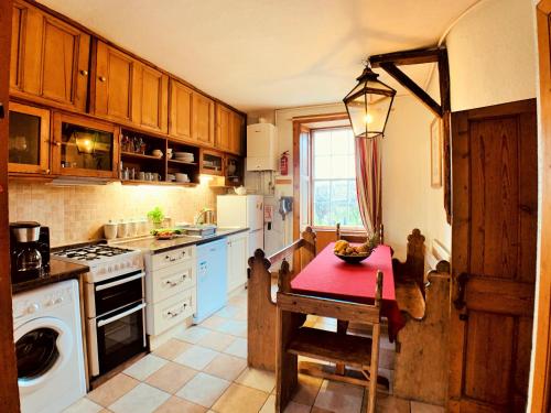 F2 Charming City Centre Apartment full of Character