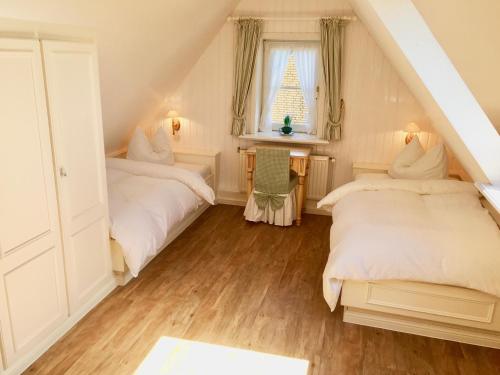 מיטה או מיטות בחדר ב-Haus Elvi Fuchs an den alten Salzwiesen