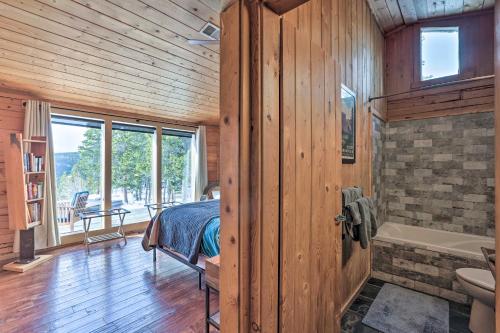 Fotografie z fotogalerie ubytování 2 Mi to St Marys Glacier Modern Cabin with Hot Tub v destinaci Idaho Springs