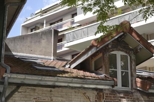 an old house with a window and a building at Les Lys in Vincennes