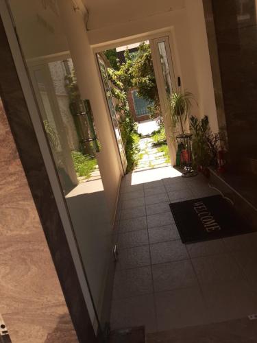 Κήπος έξω από το Pop Bogomil family hotel