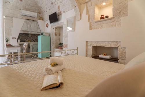 - une chambre avec un grand lit et une cheminée dans l'établissement Domus Petra 104, à Ceglie Messapica