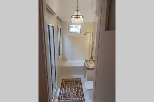 Ένα μπάνιο στο Mid century character house in Argostoli