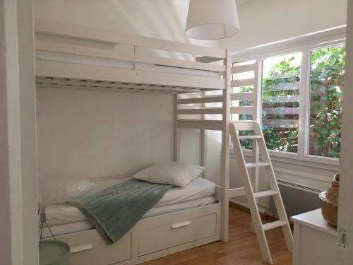 Litera en habitación pequeña con escalera en 6A, en Aviñón