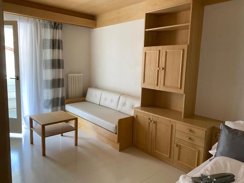 a small room with a bench and a cabinet at Villa Del Rosensuite in Pinzolo