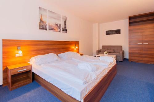 - une chambre avec un grand lit et une tête de lit en bois dans l'établissement LIPNO WELLNESS - FRYMBURK C112 private family room, à Frymburk