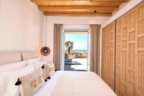 Posteľ alebo postele v izbe v ubytovaní Blue Orchid Villa Mykonos