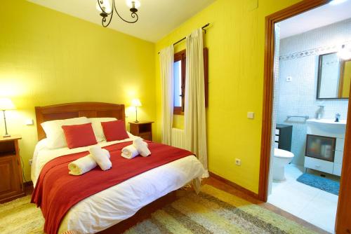 um quarto com uma cama com dois bichos de peluche em Cuencaloft El Balcón Del Júcar em Cuenca