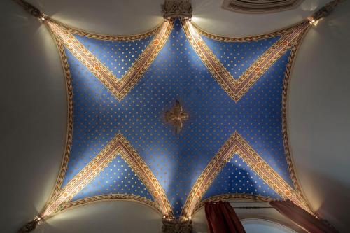 a room with a blue ceiling with lights on it at Al Palazzo del Marchese di Camugliano Residenza d'Epoca in Florence