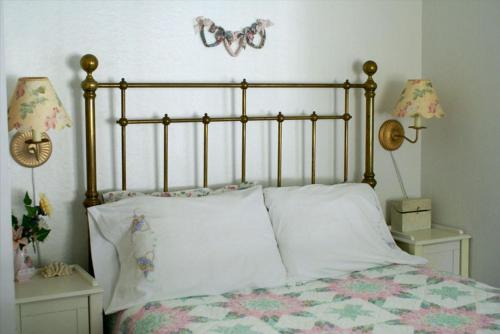 una camera con un letto con due comodini e due lampade di Trailside Inn Bed and Breakfast a Calistoga