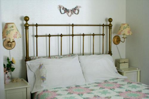 a white bed with a white comforter on top of it at Trailside Inn Bed and Breakfast in Calistoga