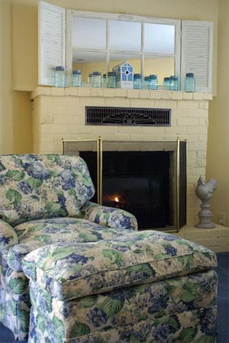 uma sala de estar com um sofá e uma lareira em Trailside Inn Bed and Breakfast em Calistoga