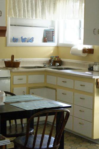 a kitchen with a table and chairs and a refrigerator at Trailside Inn Bed and Breakfast in Calistoga