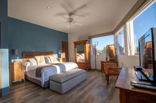 - une chambre avec un lit, une commode et un bureau dans l'établissement Casa De La O, à San Miguel de Allende
