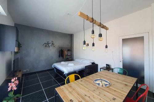 Zimmer mit Tisch und Bett in der Unterkunft Chiara Holiday Home in Chiavari