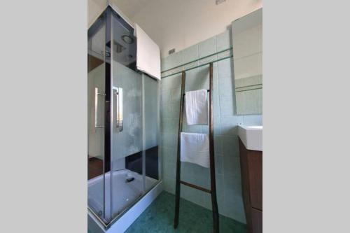 ein Badezimmer mit Dusche, Badewanne und Waschbecken in der Unterkunft Chiara Holiday Home in Chiavari