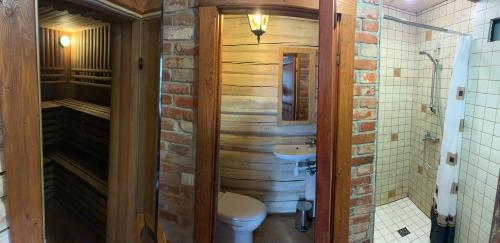 Vonios kambarys apgyvendinimo įstaigoje Rustic private Cabin in woods w/ Sauna & Pool