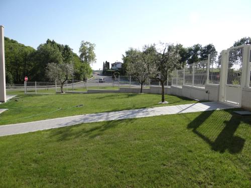 Taman di luar Nuovo Laghetto Del Frassino