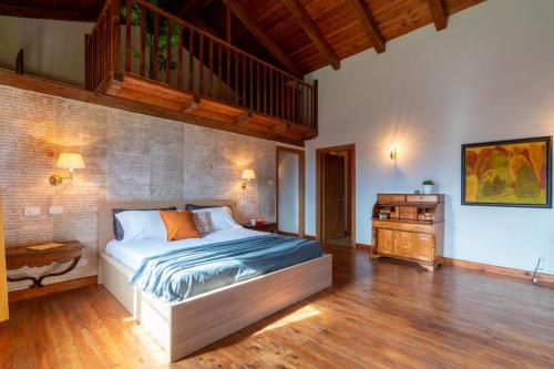 um quarto com uma cama e piso em madeira em QUATTROVIGNE - Country House em Mango