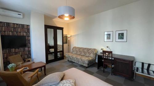 - un salon avec un canapé et une chaise dans l'établissement Hotel Vilhelmine, à Liepāja