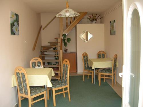 una sala da pranzo con tavolo e sedie di Margitapartman a Bük