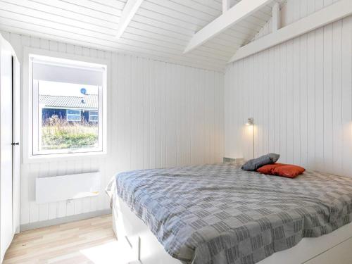 En eller flere senger på et rom på Three-Bedroom Holiday home in Løkken 38